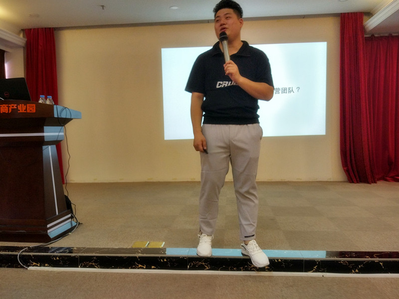周末，貝朗鋼線成型機廠家員工與您相約聚大電商產業園